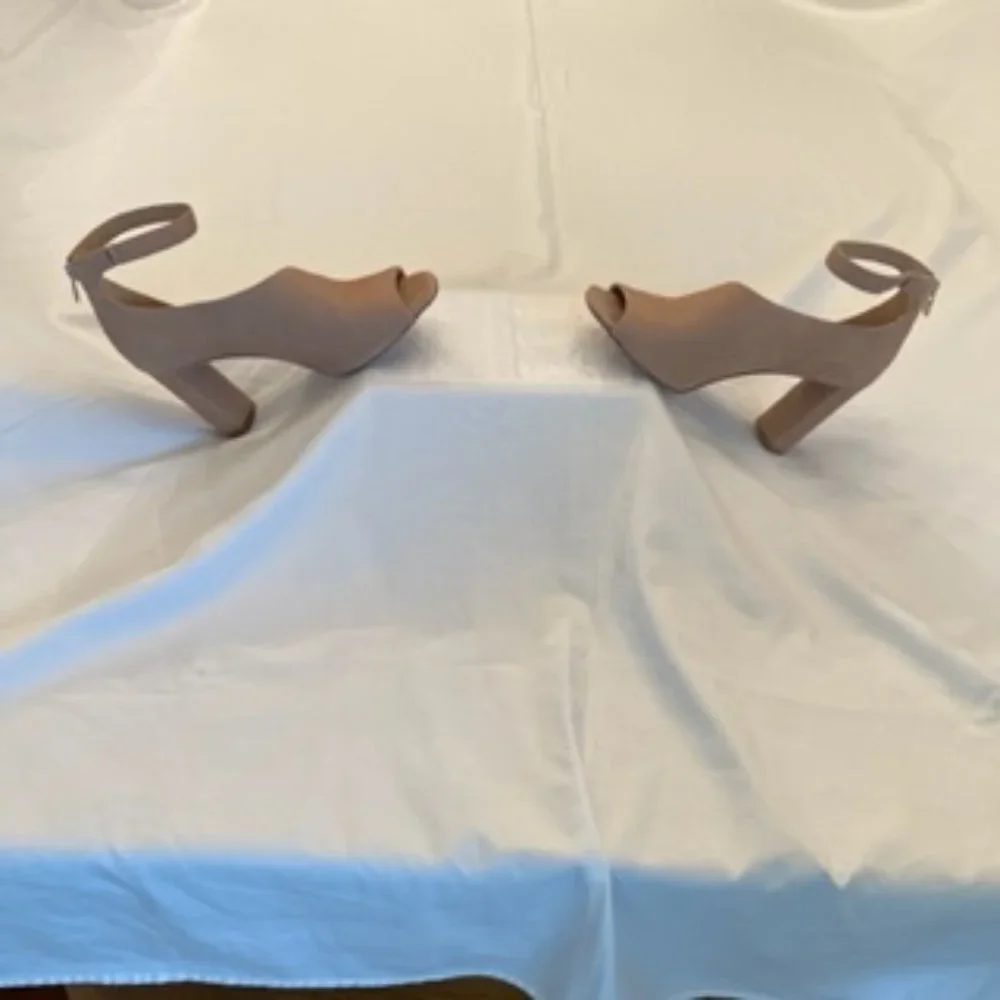 Antonio Melani High Heels. Size 9.5. Beige